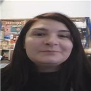 Profesora con más de 10 años de carrera, titulada en Periodismo y Comunicación, Relaciones Internacionales y Paz y Seguridad.